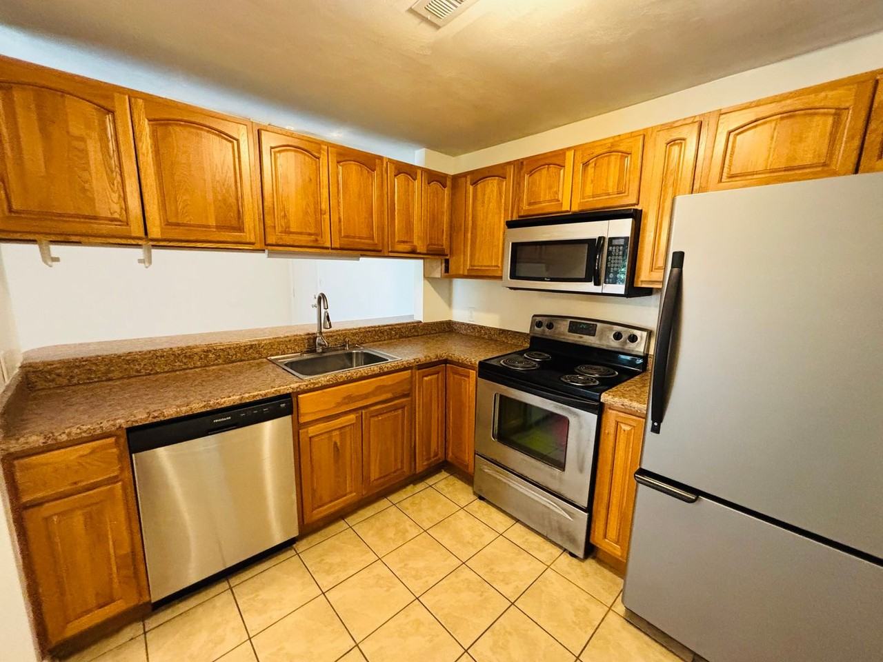 1210 University Ter Apt B - Photo 5 of 16