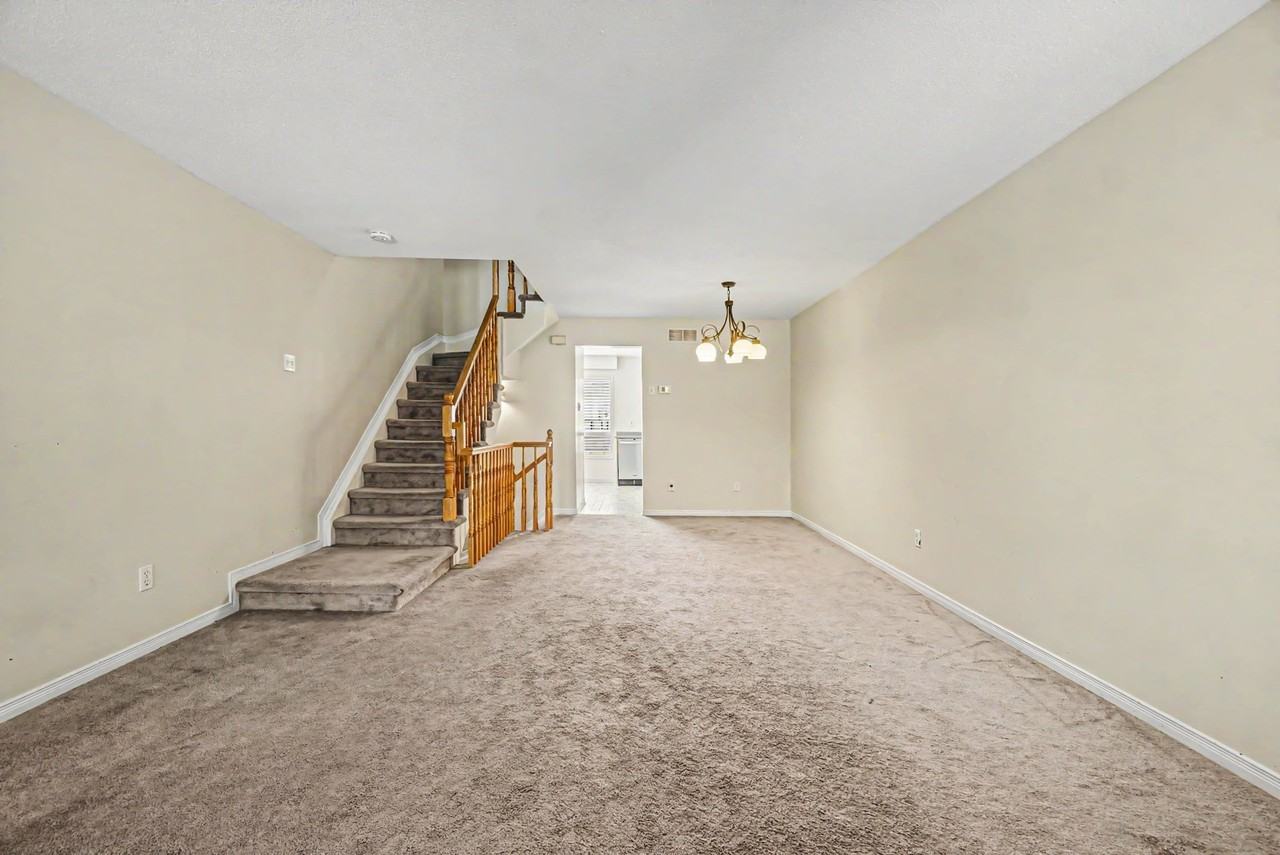 7 Rothbury Cres #1 - Photo 3 of 17