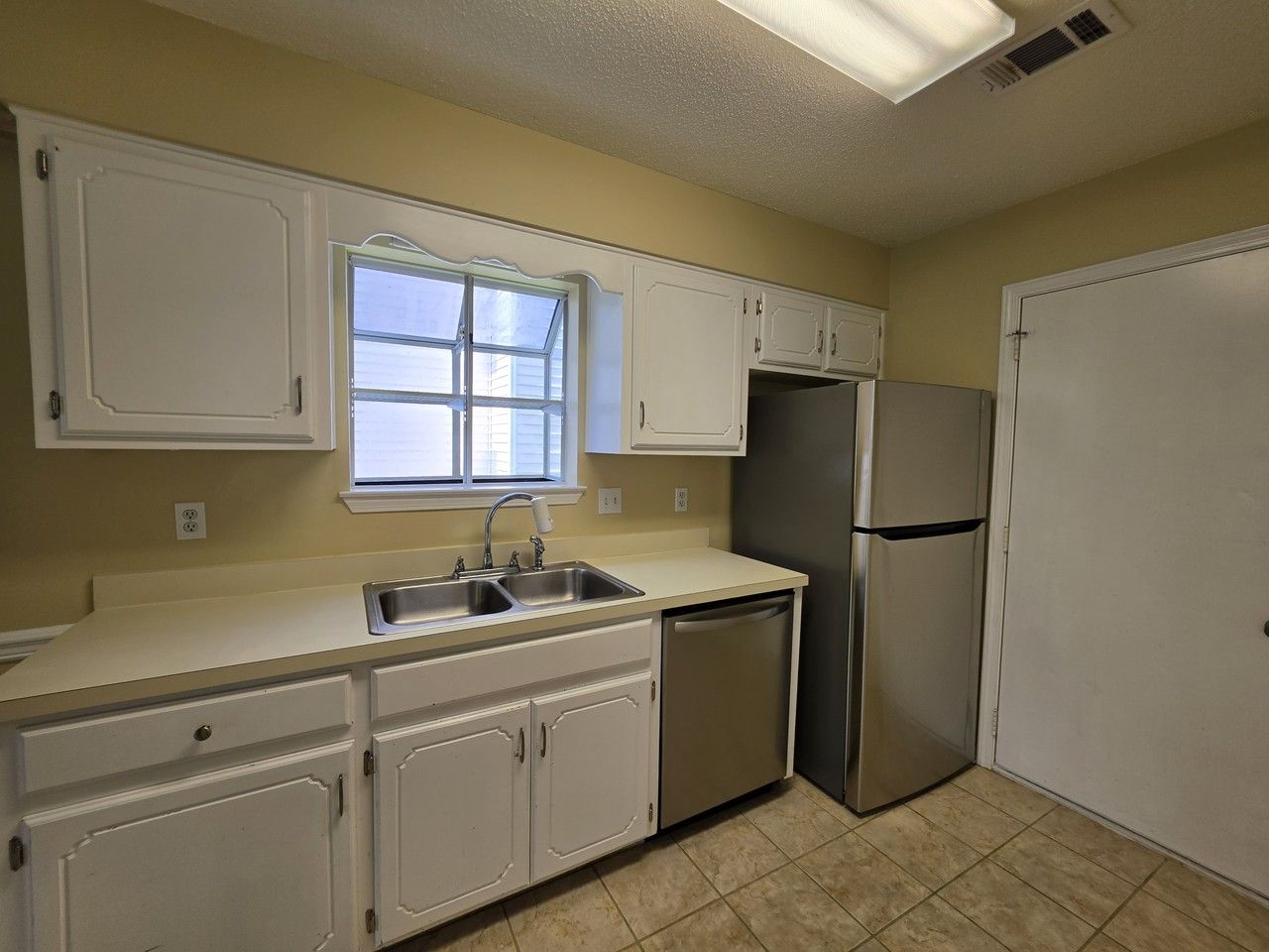 148 Meadowbrook Ct #1 - Photo 7 of 34
