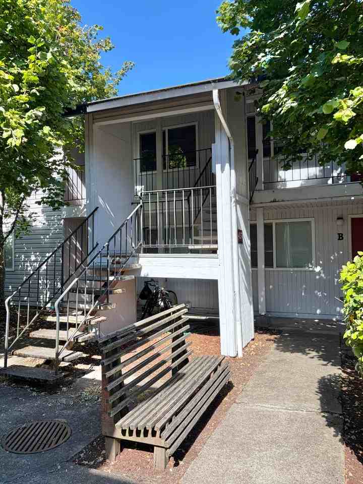 457 Se Lilly Ave Apt C - Photo 2 of 13