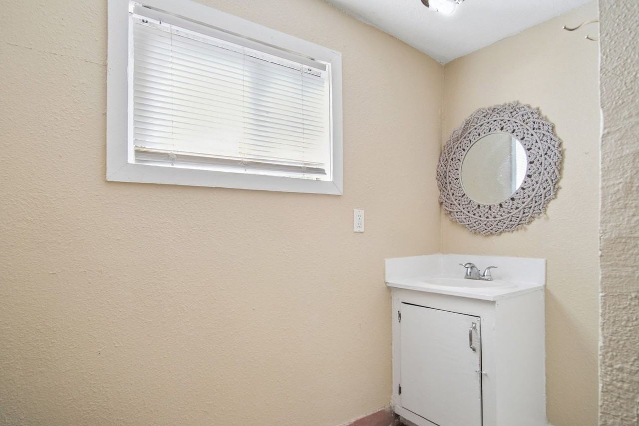 607 Gulf - Photo 2 of 23