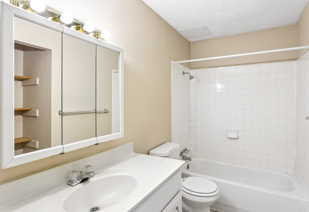 Riviera Apartments - Photo 7 of 10