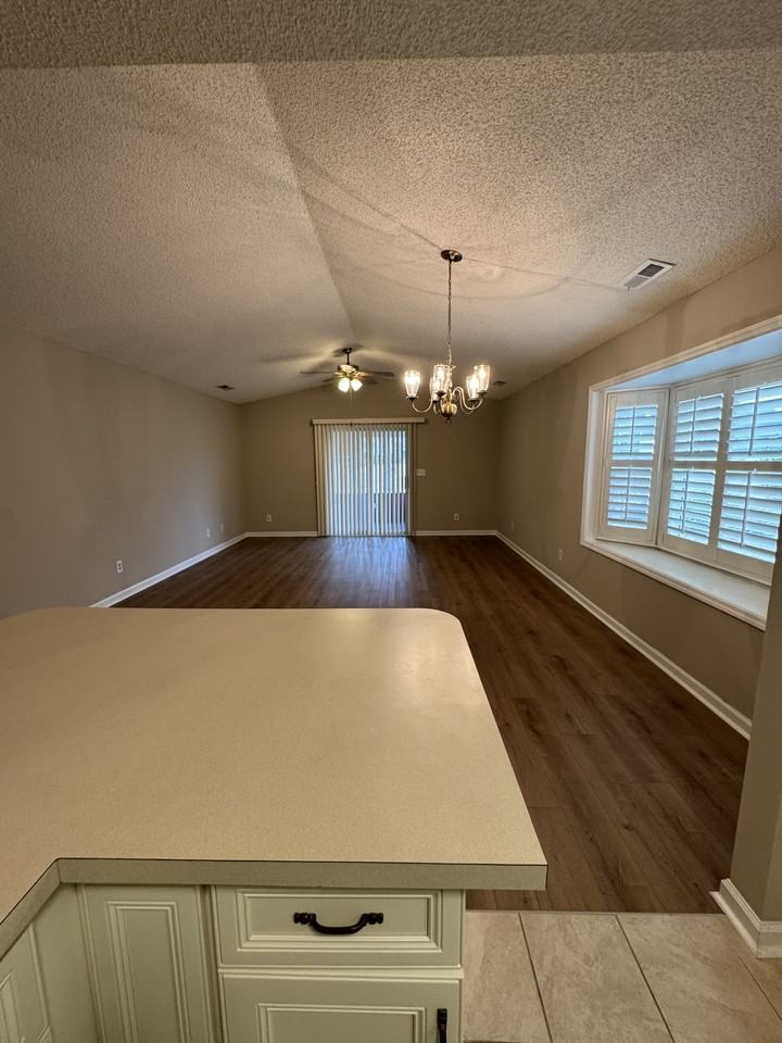 425 Spauldingwood Rd #1 - Photo 2 of 41