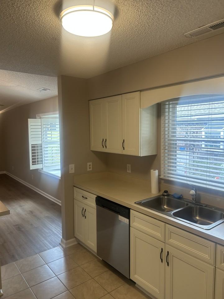 425 Spauldingwood Rd #1 - Photo 4 of 41