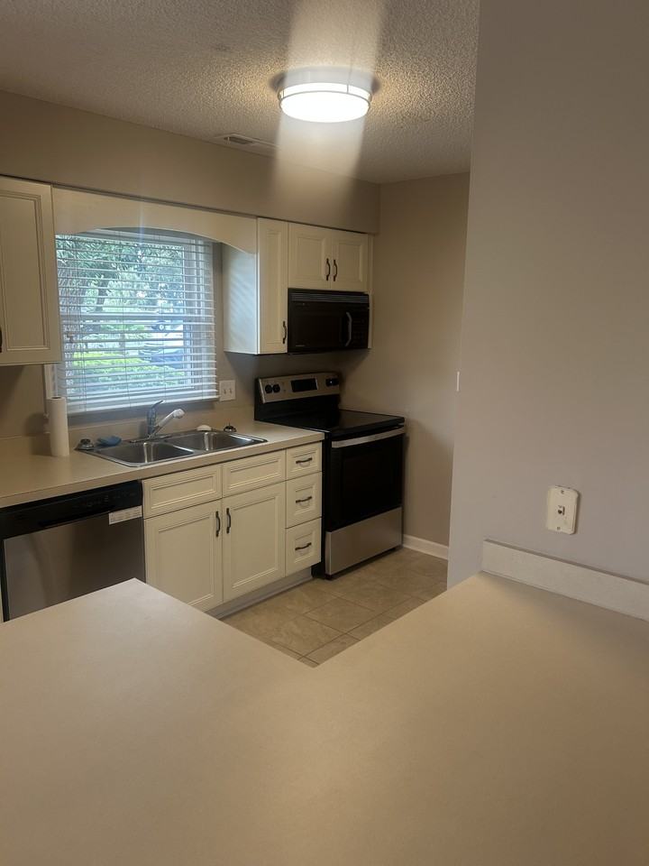 425 Spauldingwood Rd #1 - Photo 5 of 41