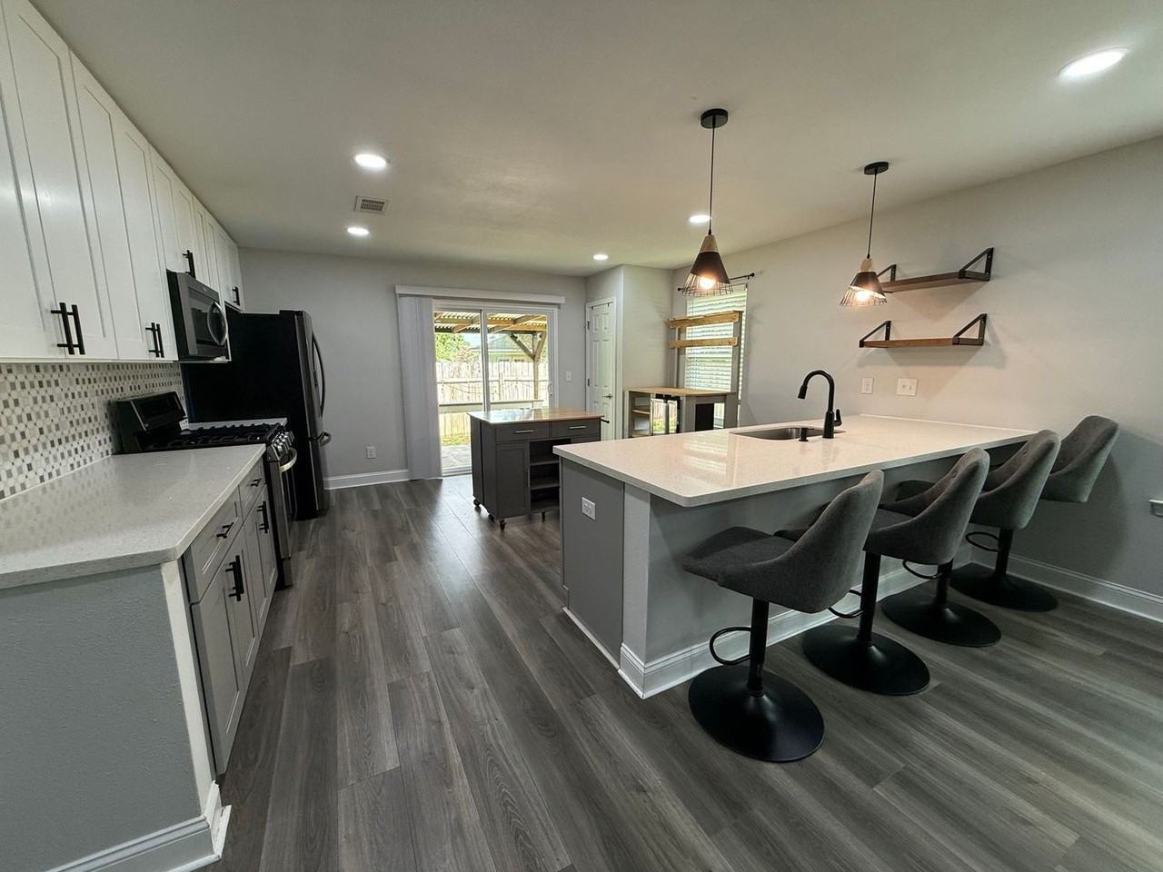 1046 Simpson St - Photo 4 of 26
