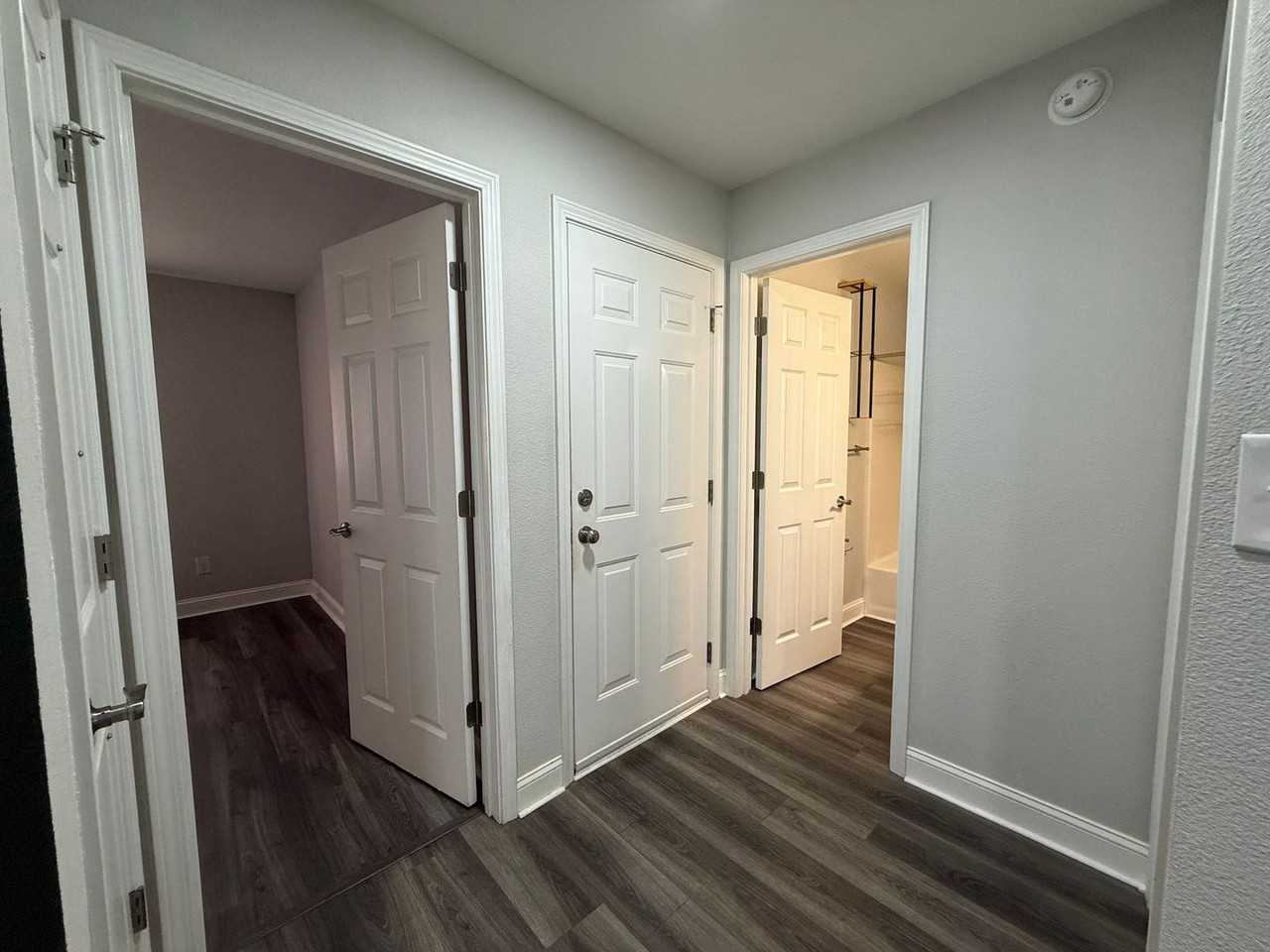 1046 Simpson St - Photo 7 of 26