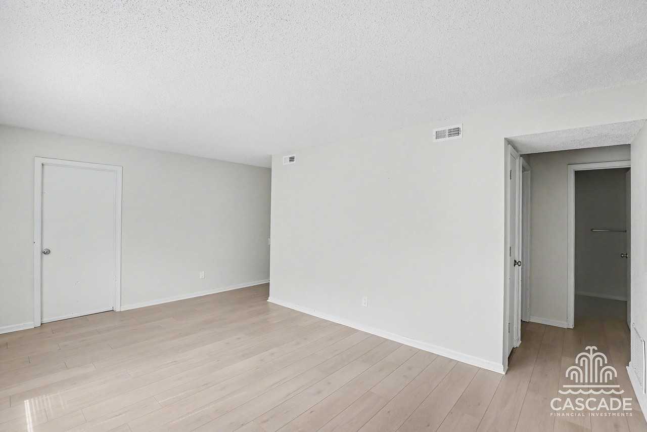 1032 Ne Lindsay Ave #D - Photo 2 of 10