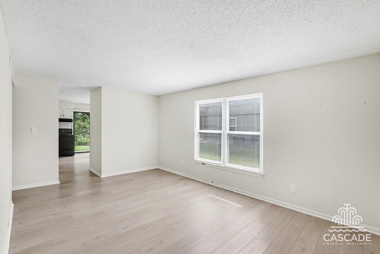 1032 Ne Lindsay Ave #D - Photo 4 of 10