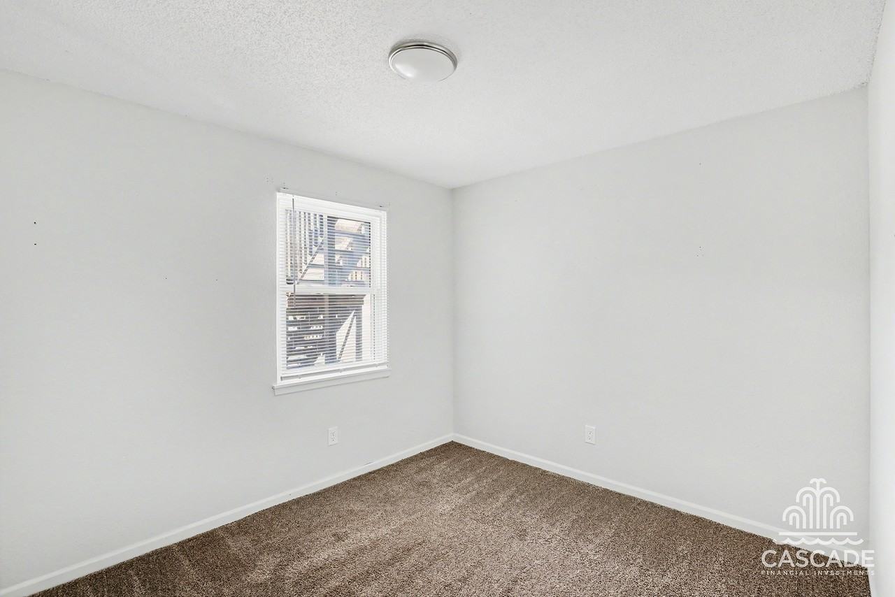 1032 Ne Lindsay Ave #D - Photo 5 of 10