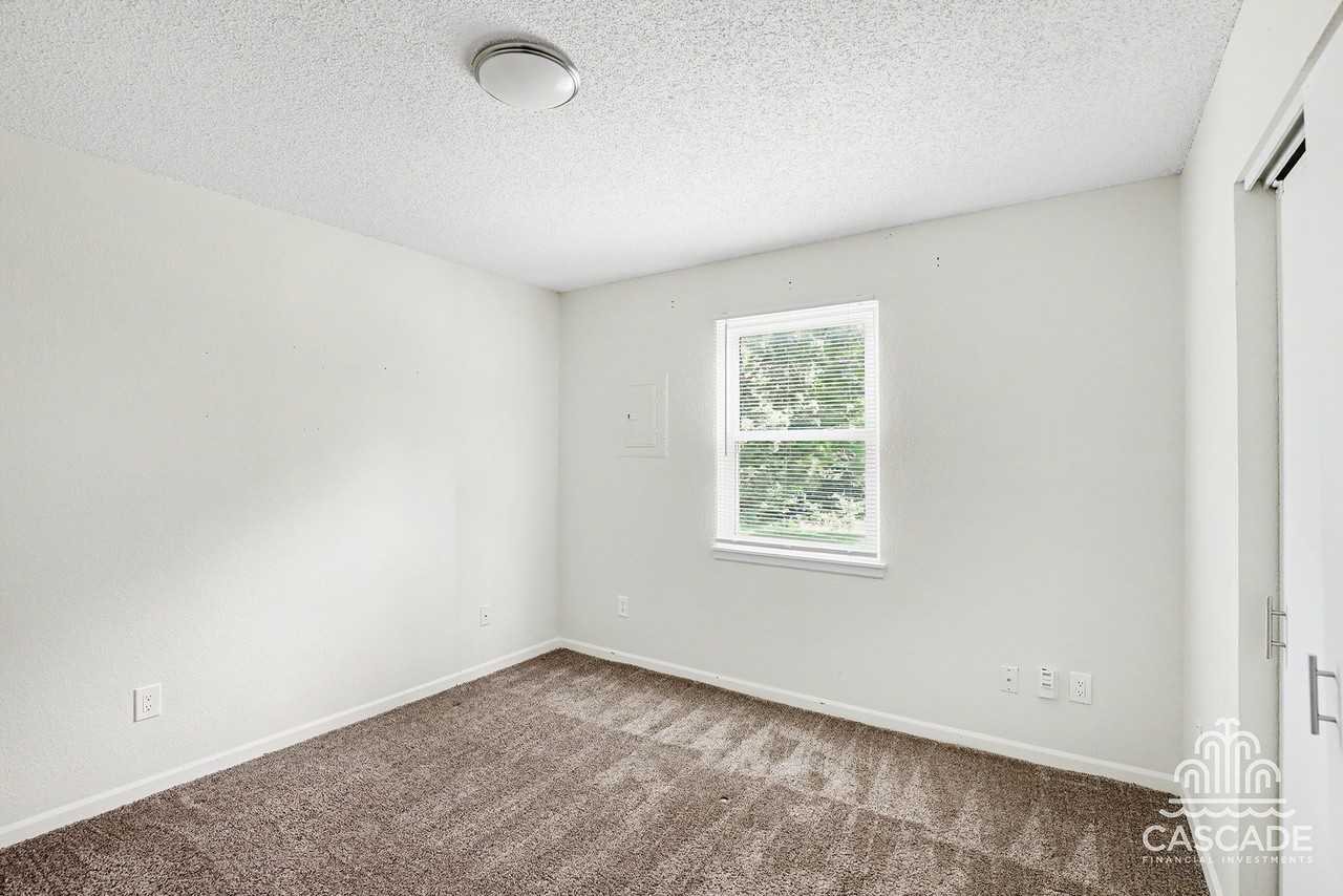1032 Ne Lindsay Ave #D - Photo 6 of 10