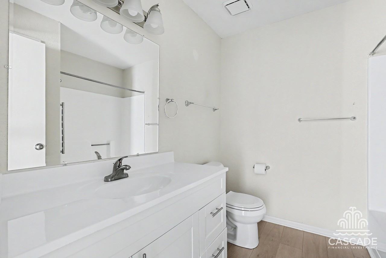 1032 Ne Lindsay Ave #D - Photo 7 of 10