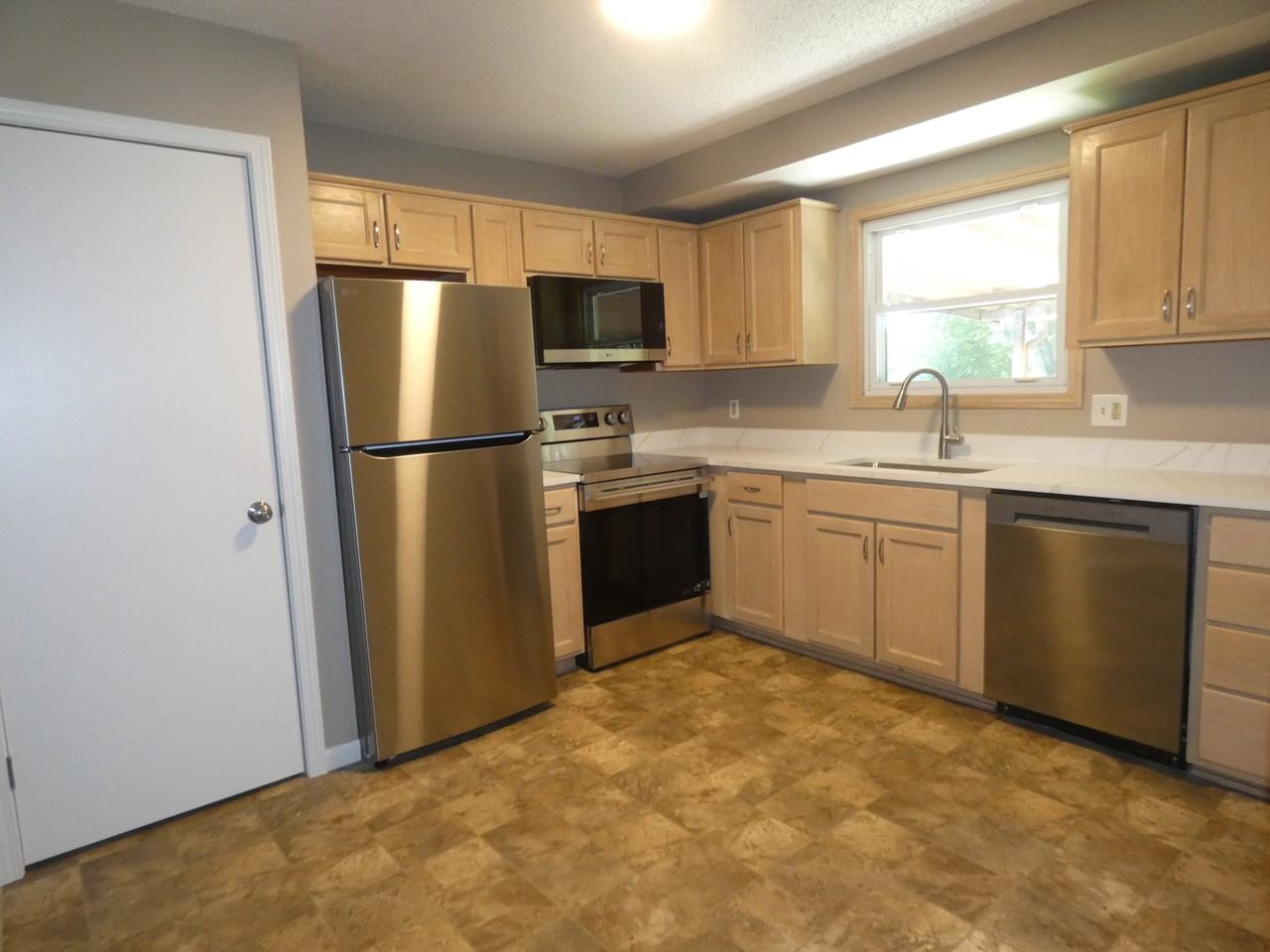 5200 N Manchester Ave - Photo 5 of 27
