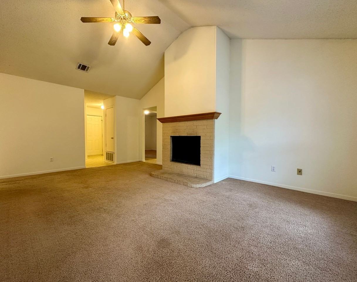 638 Park Place Dr - Photo 3 of 16