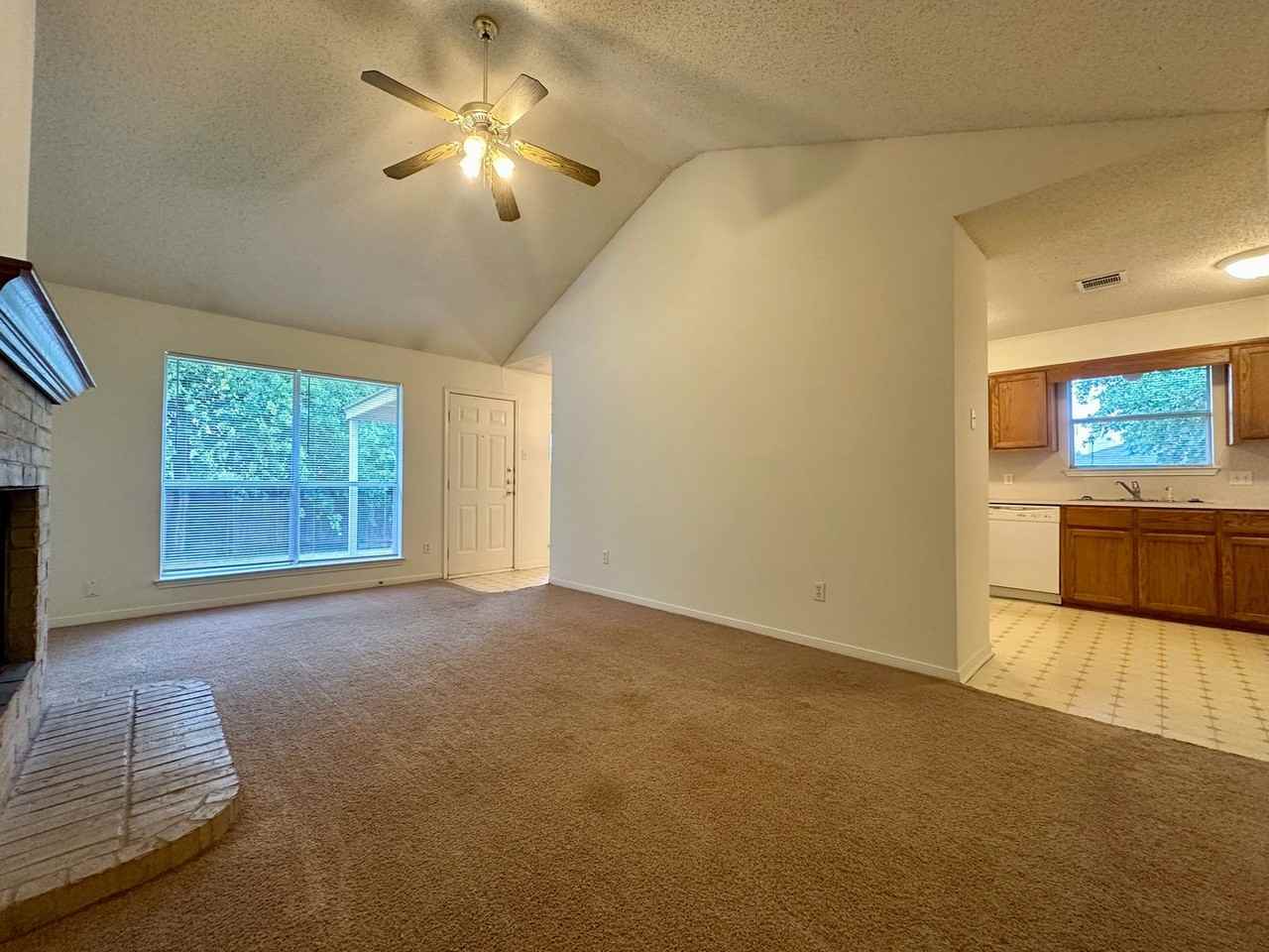 638 Park Place Dr - Photo 4 of 16