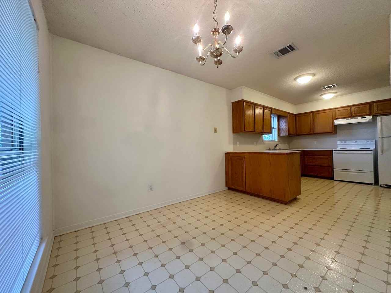 638 Park Place Dr - Photo 5 of 16