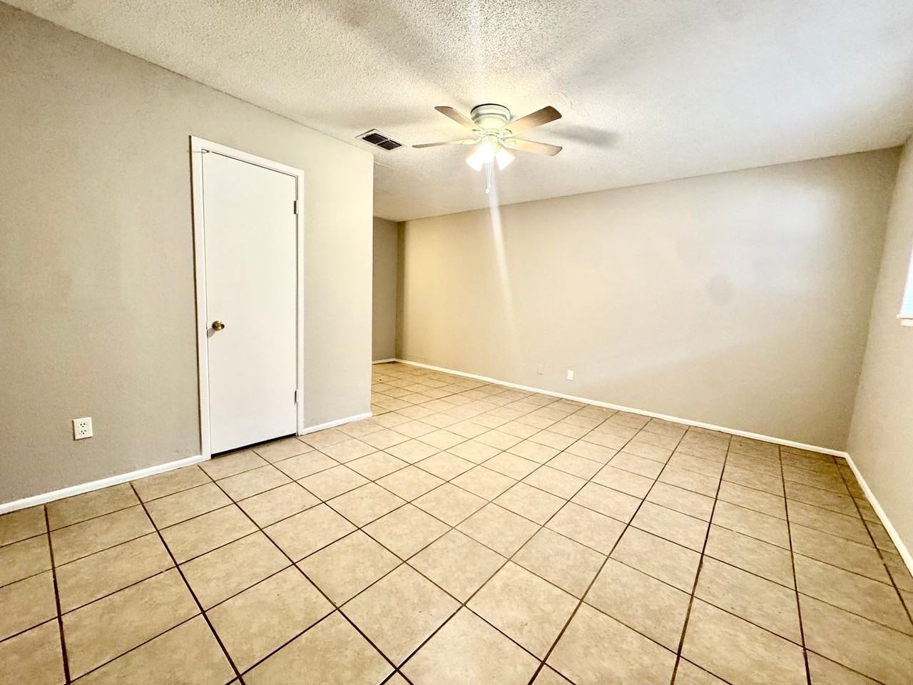 607 8th St #C - Photo 4 of 18