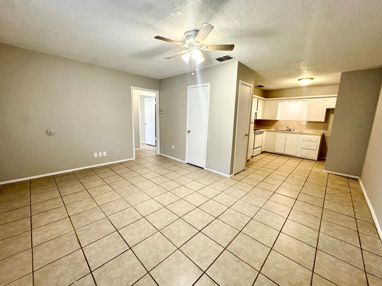 607 8th St #C - Photo 5 of 18