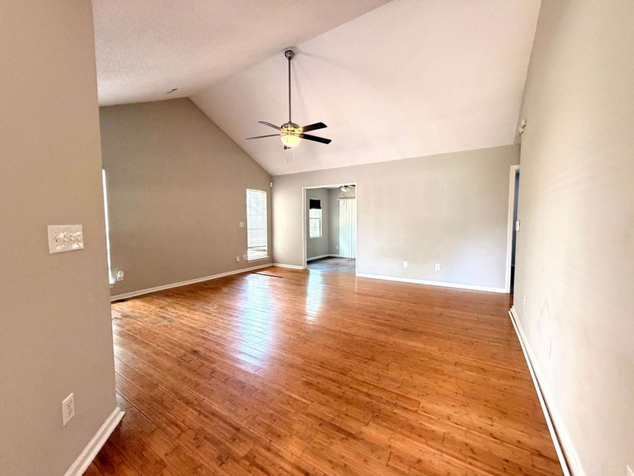 8600 Roanoke Dr - Photo 4 of 29