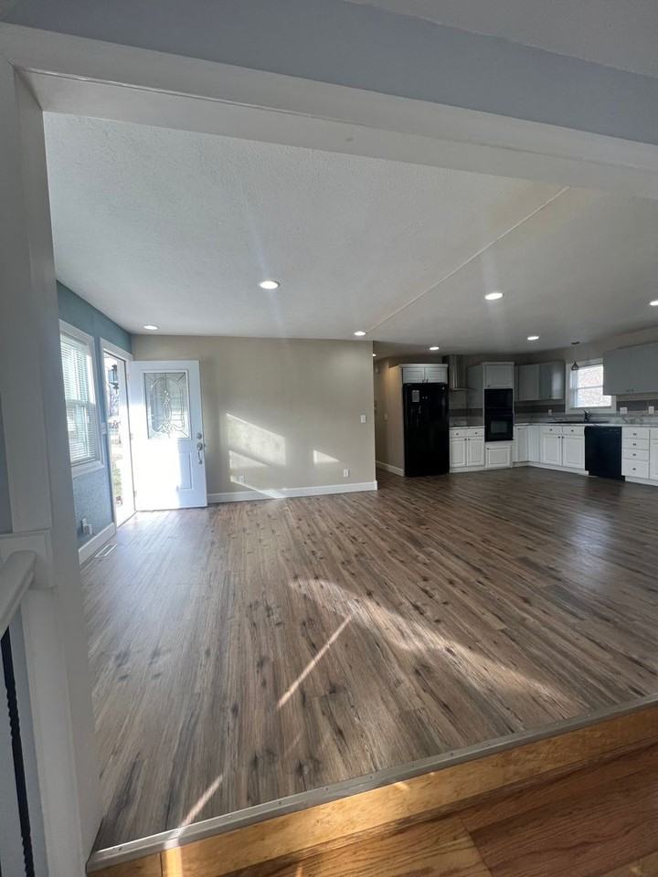 804 N Oak St - Photo 5 of 16