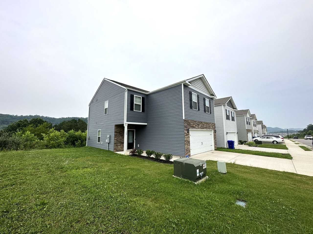 164 Harbour Pointe Ln - Photo 3 of 41