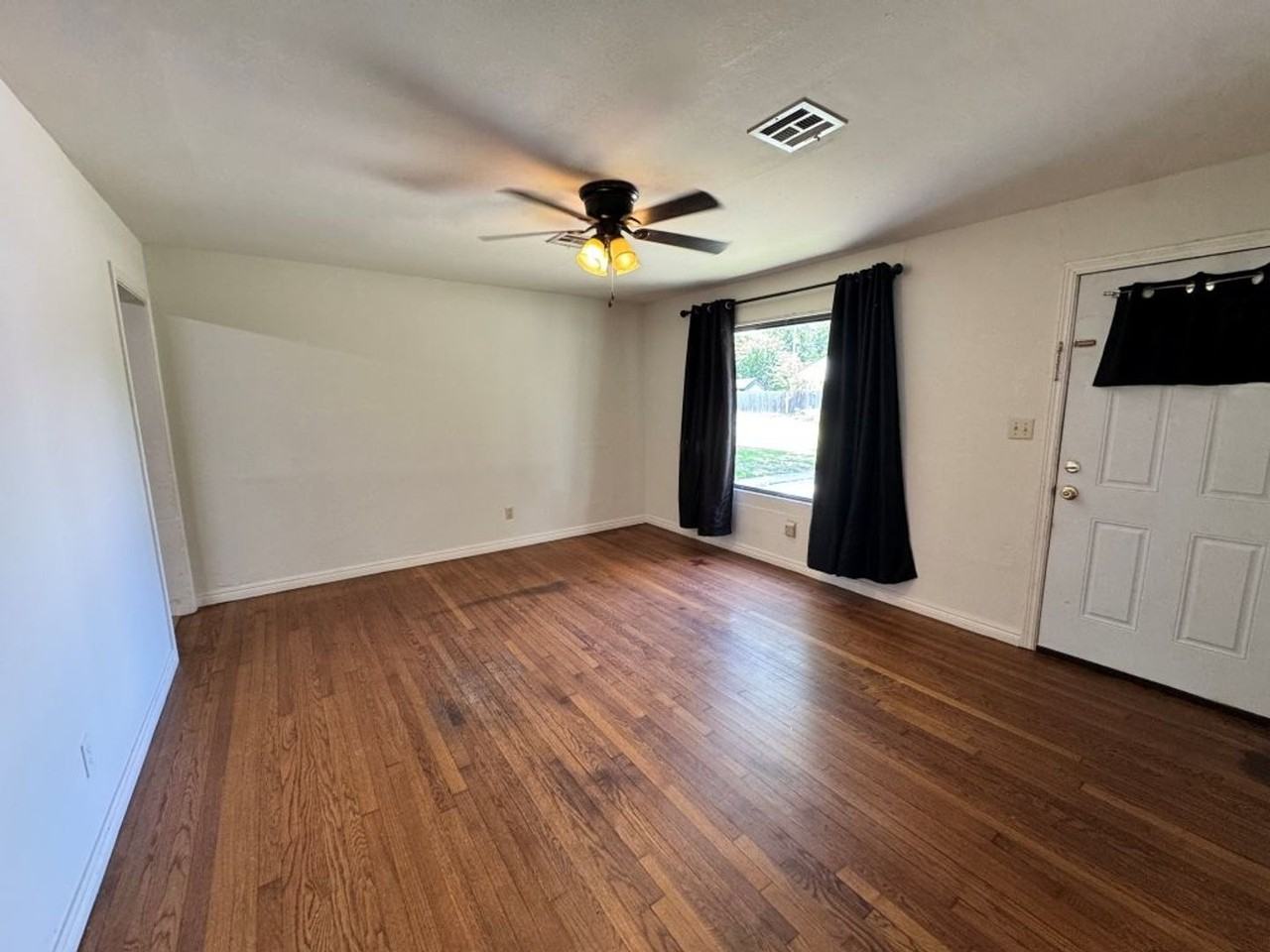 1122 N Flood Ave - Photo 6 of 21