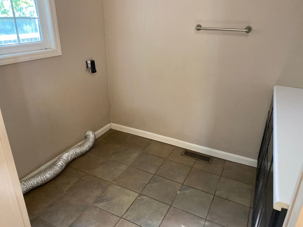 342 Hillcrest Dr - Photo 3 of 9