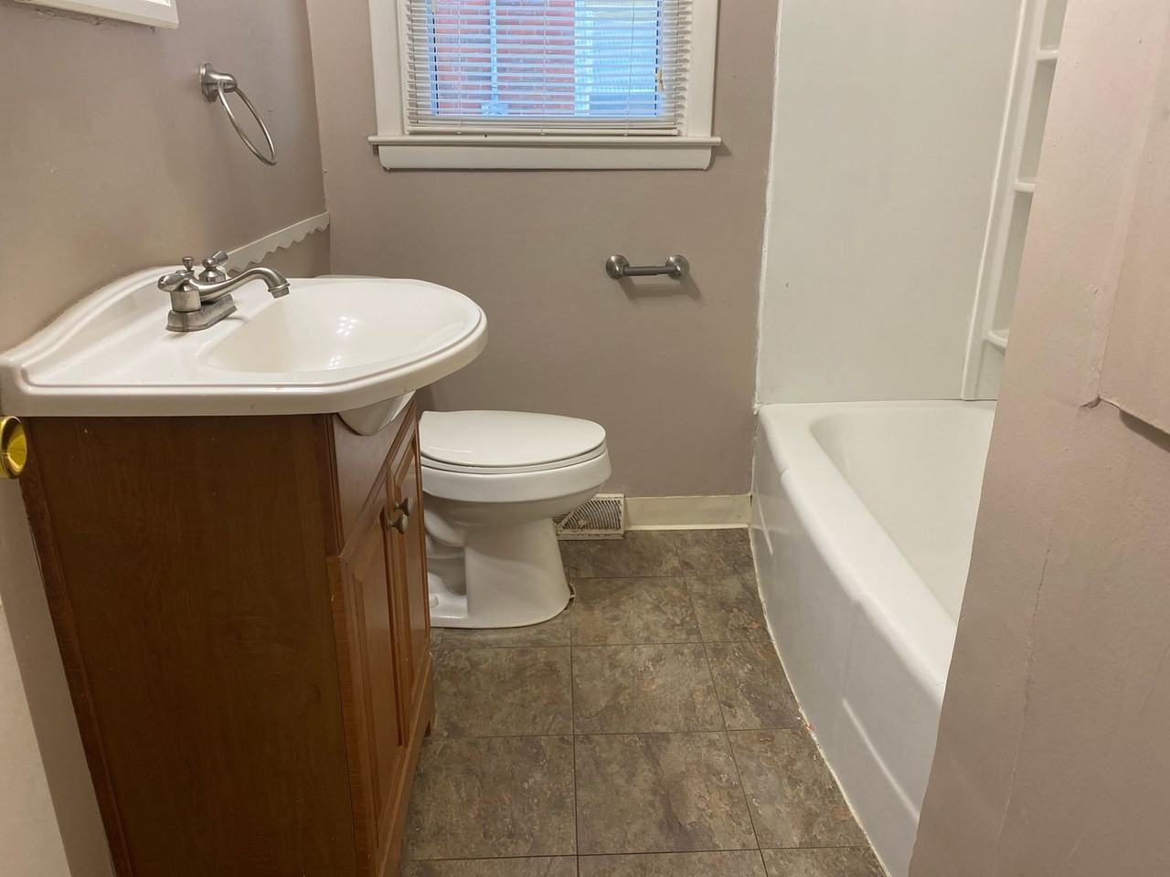 342 Hillcrest Dr - Photo 7 of 9