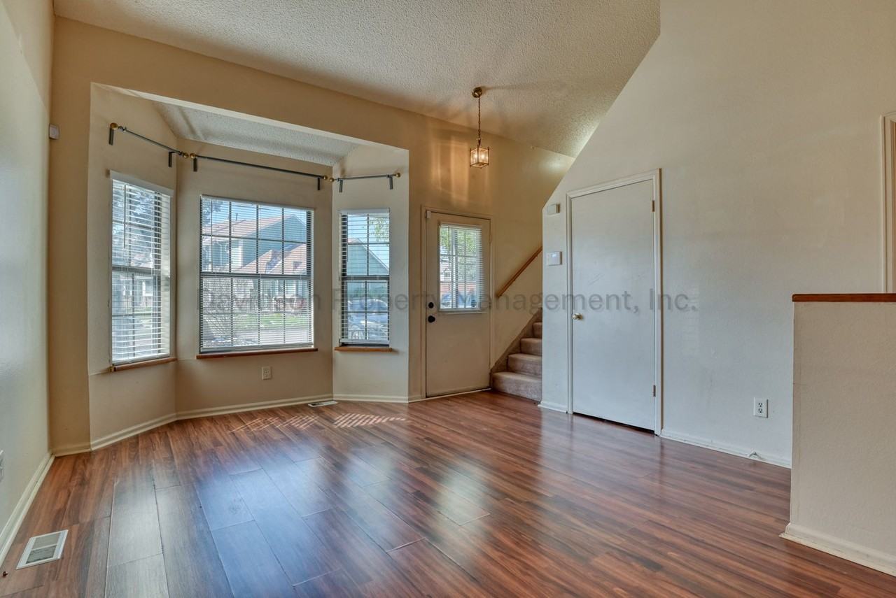 864 London Green Way - Photo 2 of 13