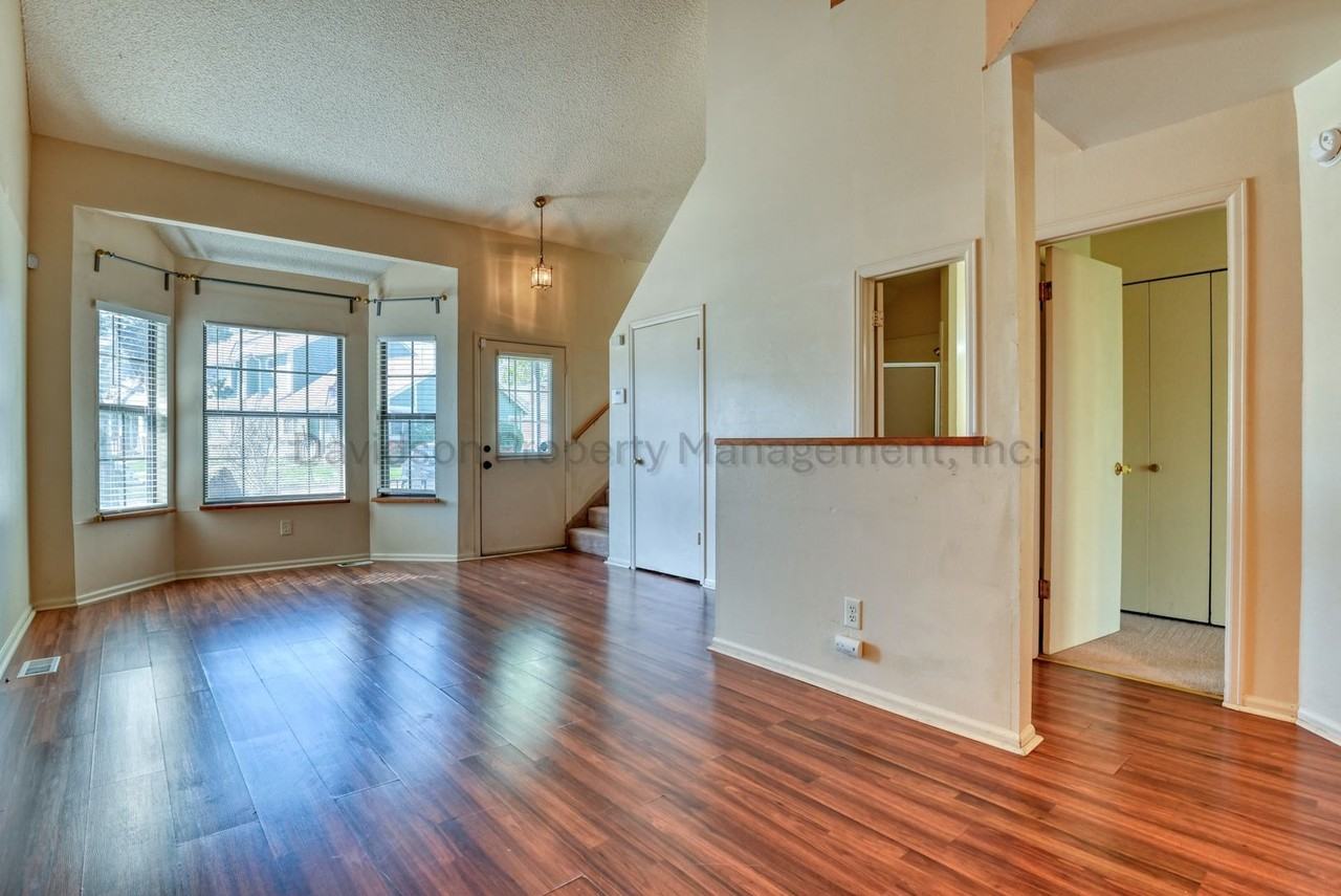 864 London Green Way - Photo 4 of 13