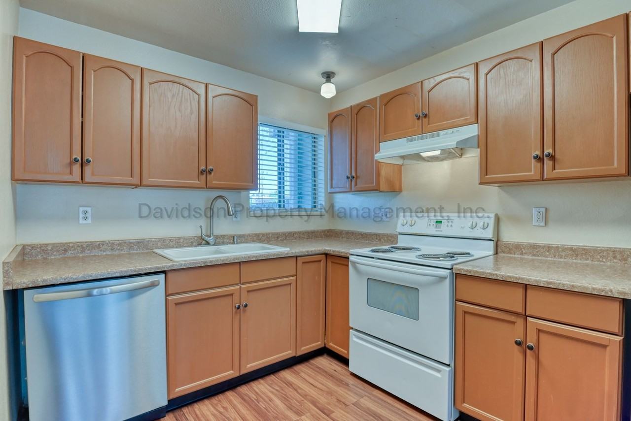 864 London Green Way - Photo 5 of 13