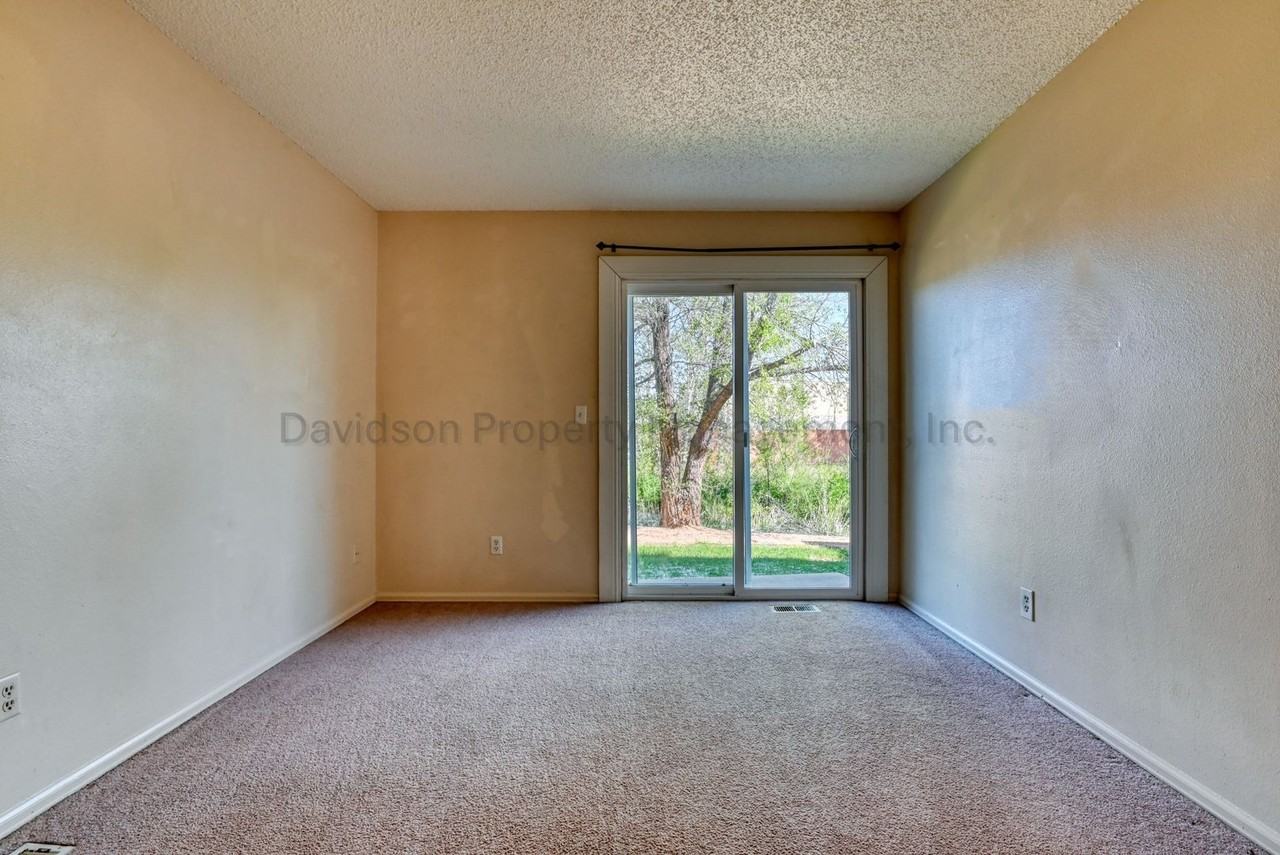 864 London Green Way - Photo 7 of 13