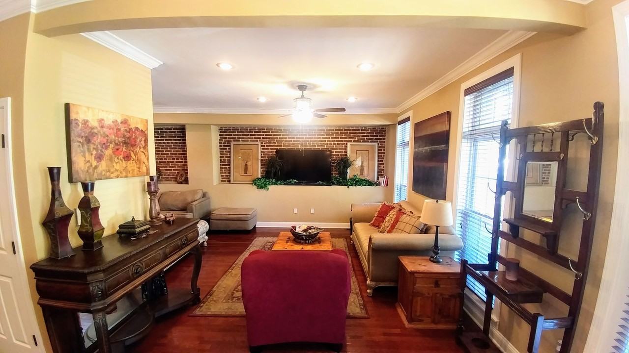 819 Brooks Ln - Photo 3 of 16