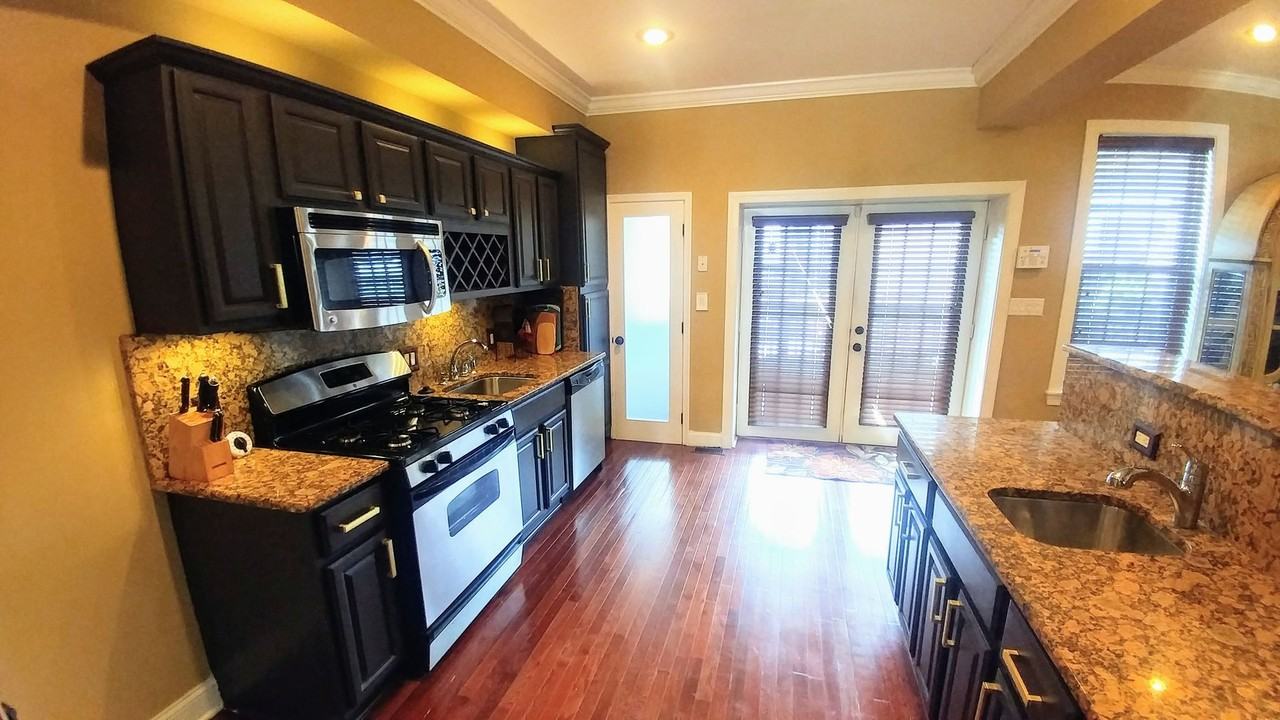 819 Brooks Ln - Photo 4 of 16