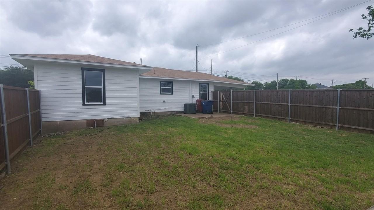 1237 S Waco St - Photo 3 of 3