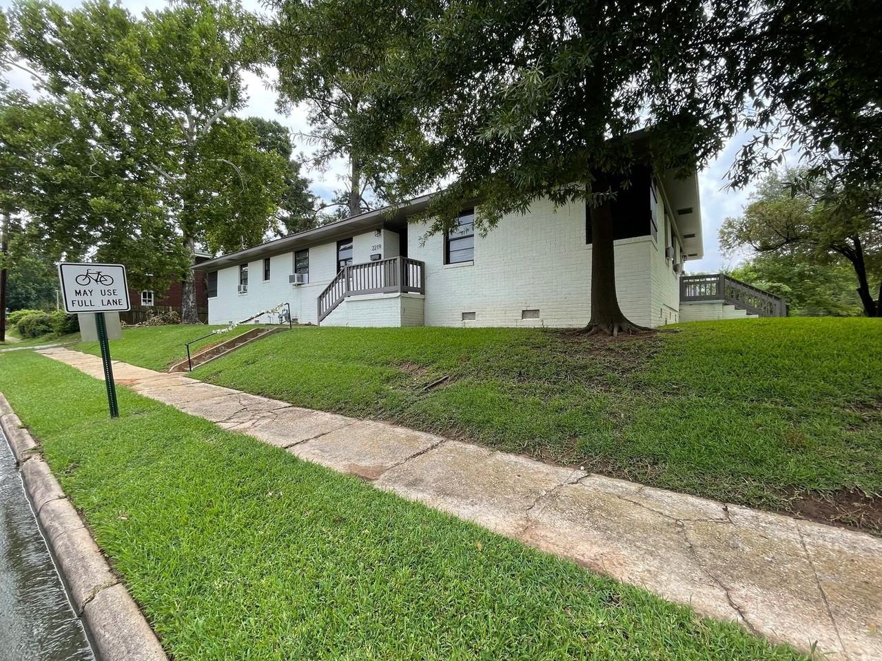 2219 Gilbert Dr - Photo 3 of 13