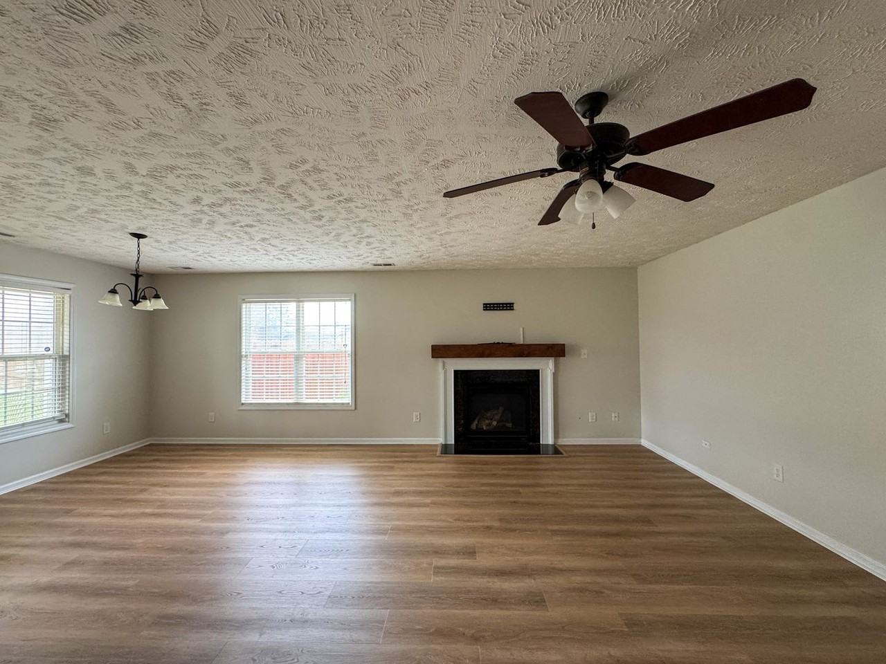 1608 Kershaw Loop - Photo 3 of 23