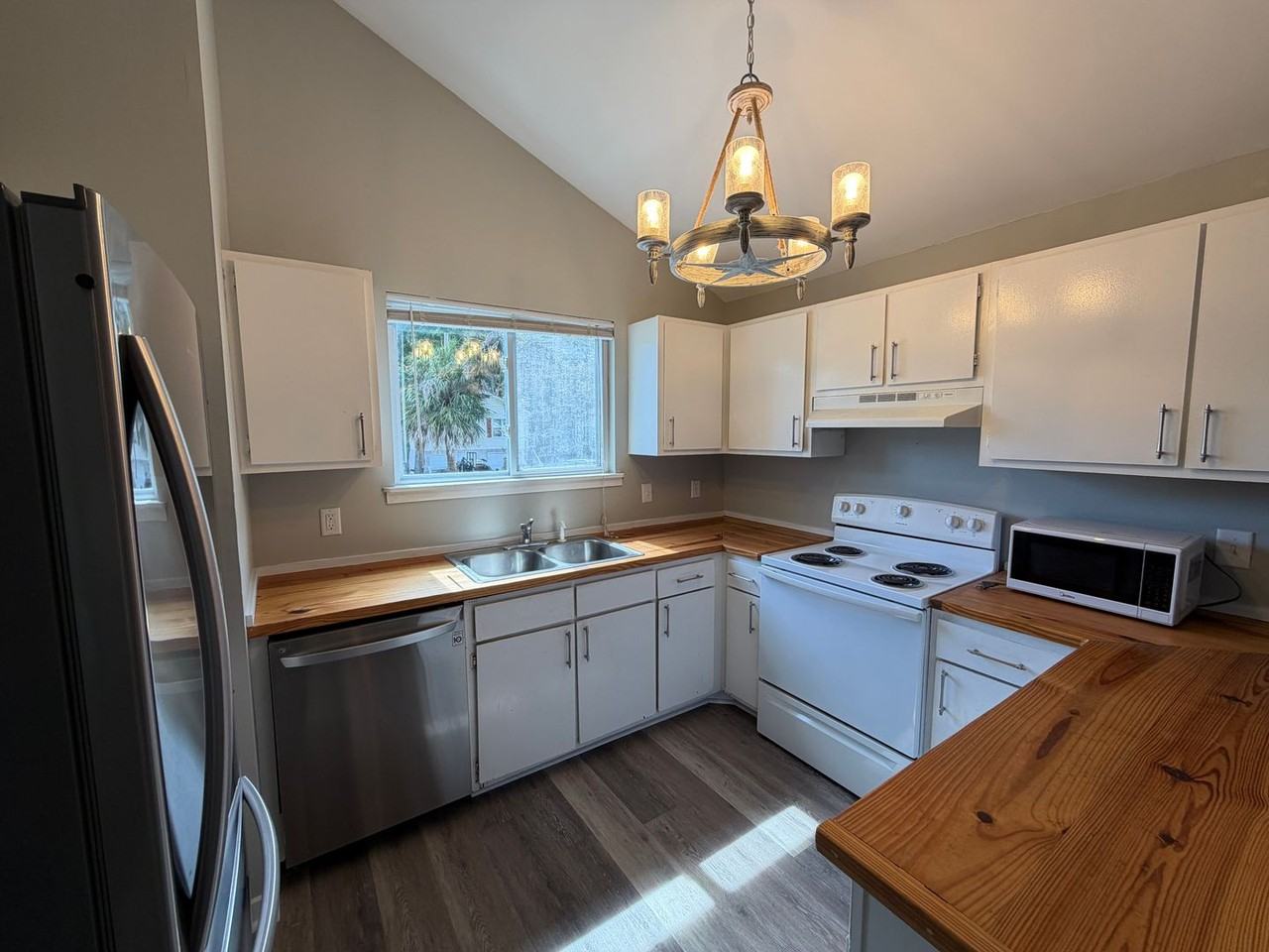 237 Georgia St - Photo 7 of 22