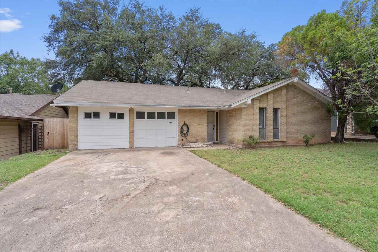 703 Huntingdon Pl - Photo 2 of 28