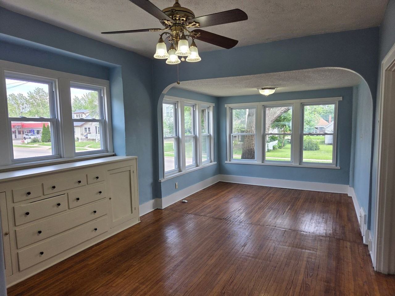 2319 N Sheridan Rd - Photo 2 of 6