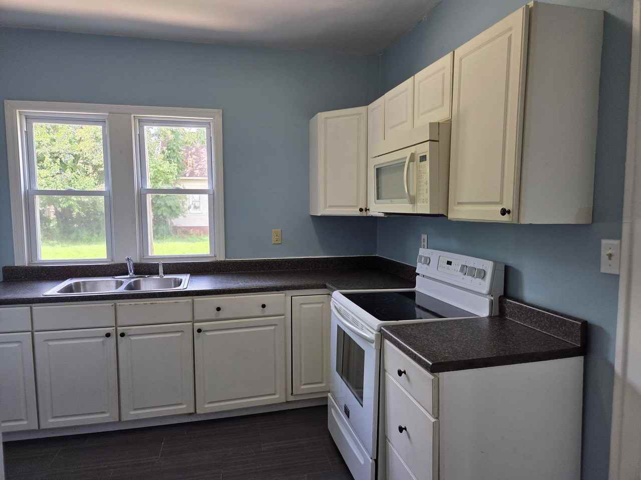 2319 N Sheridan Rd - Photo 3 of 6