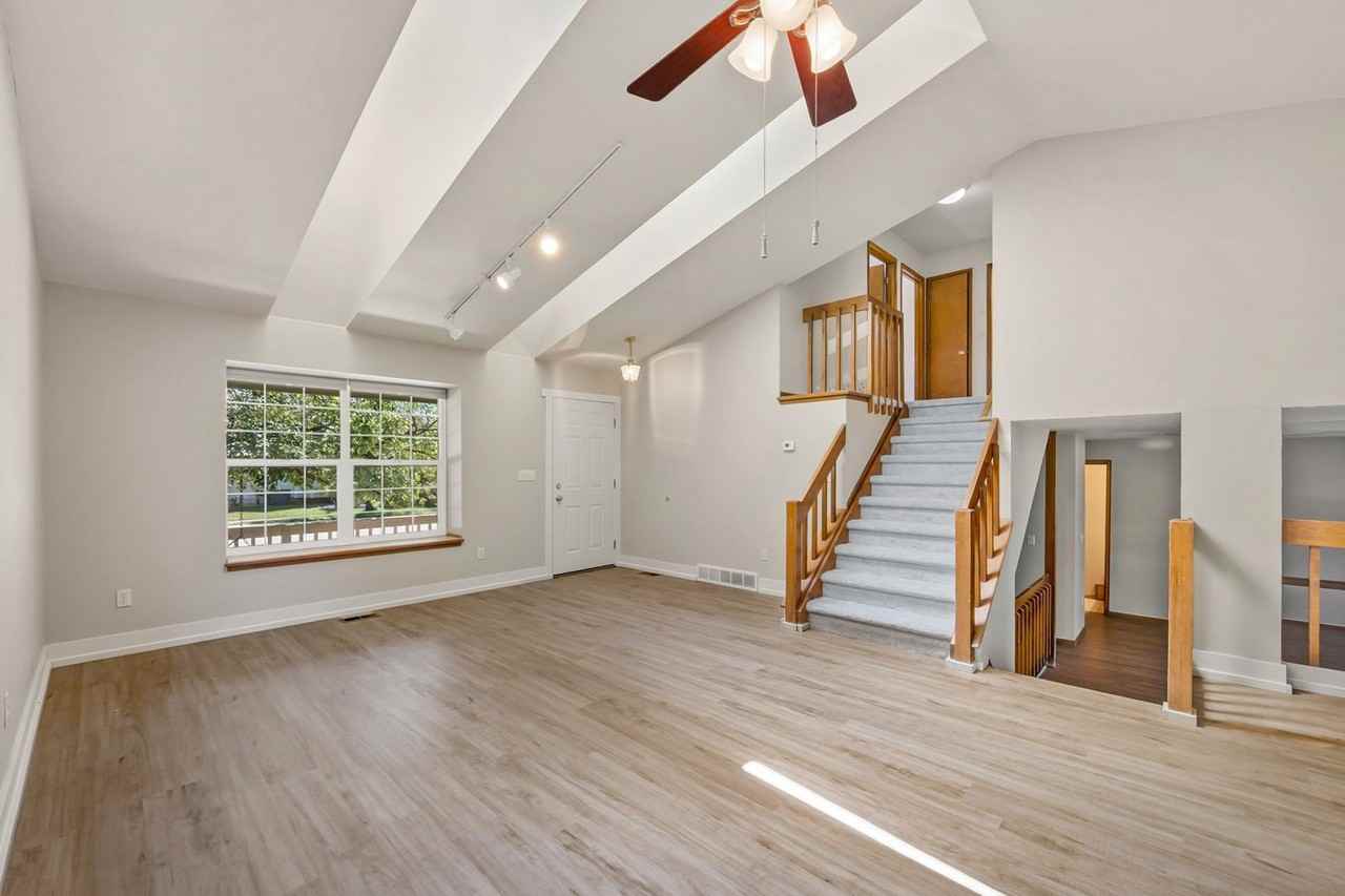 2461 Hampshire Sq - Photo 3 of 20