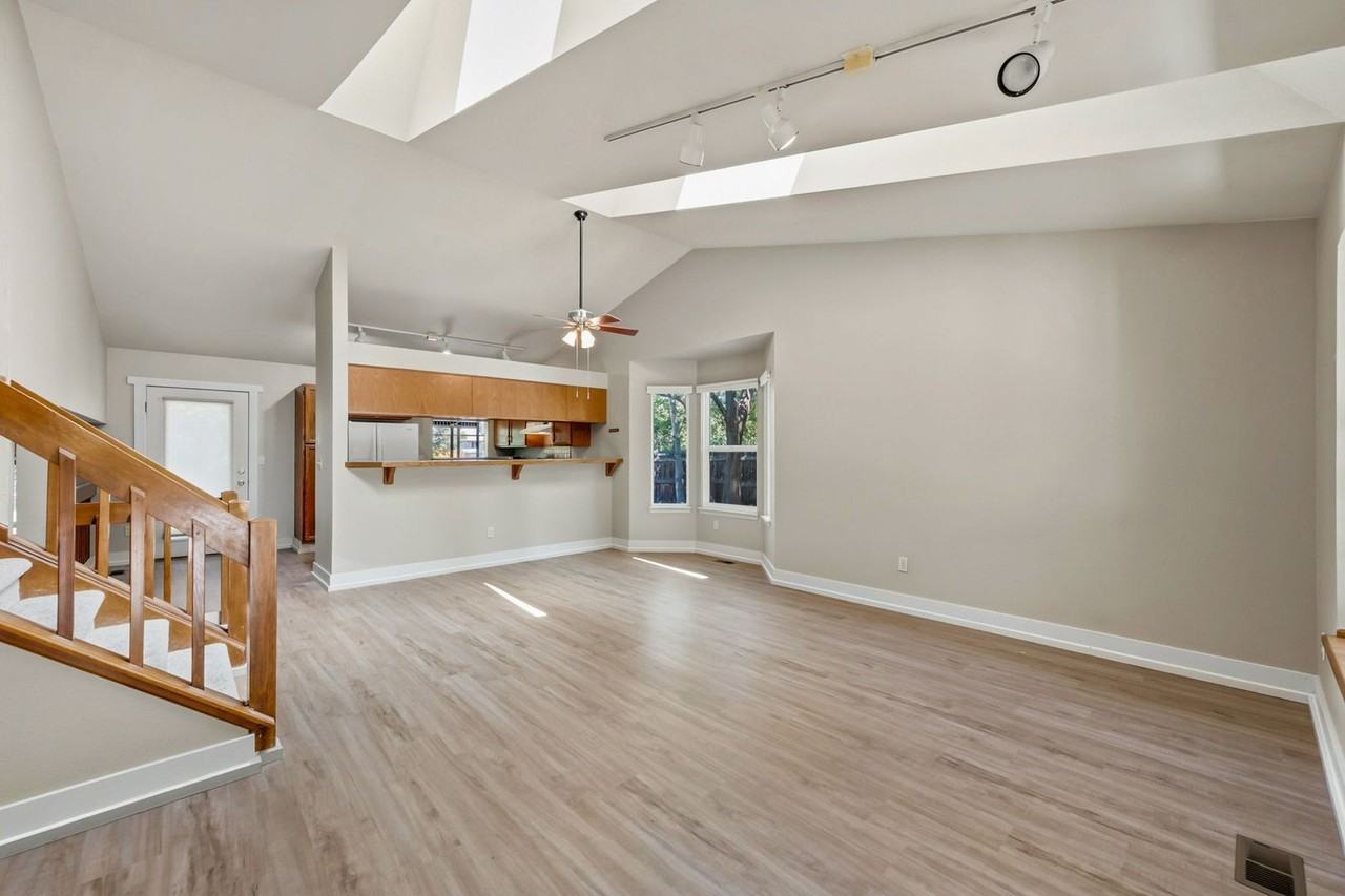 2461 Hampshire Sq - Photo 4 of 20