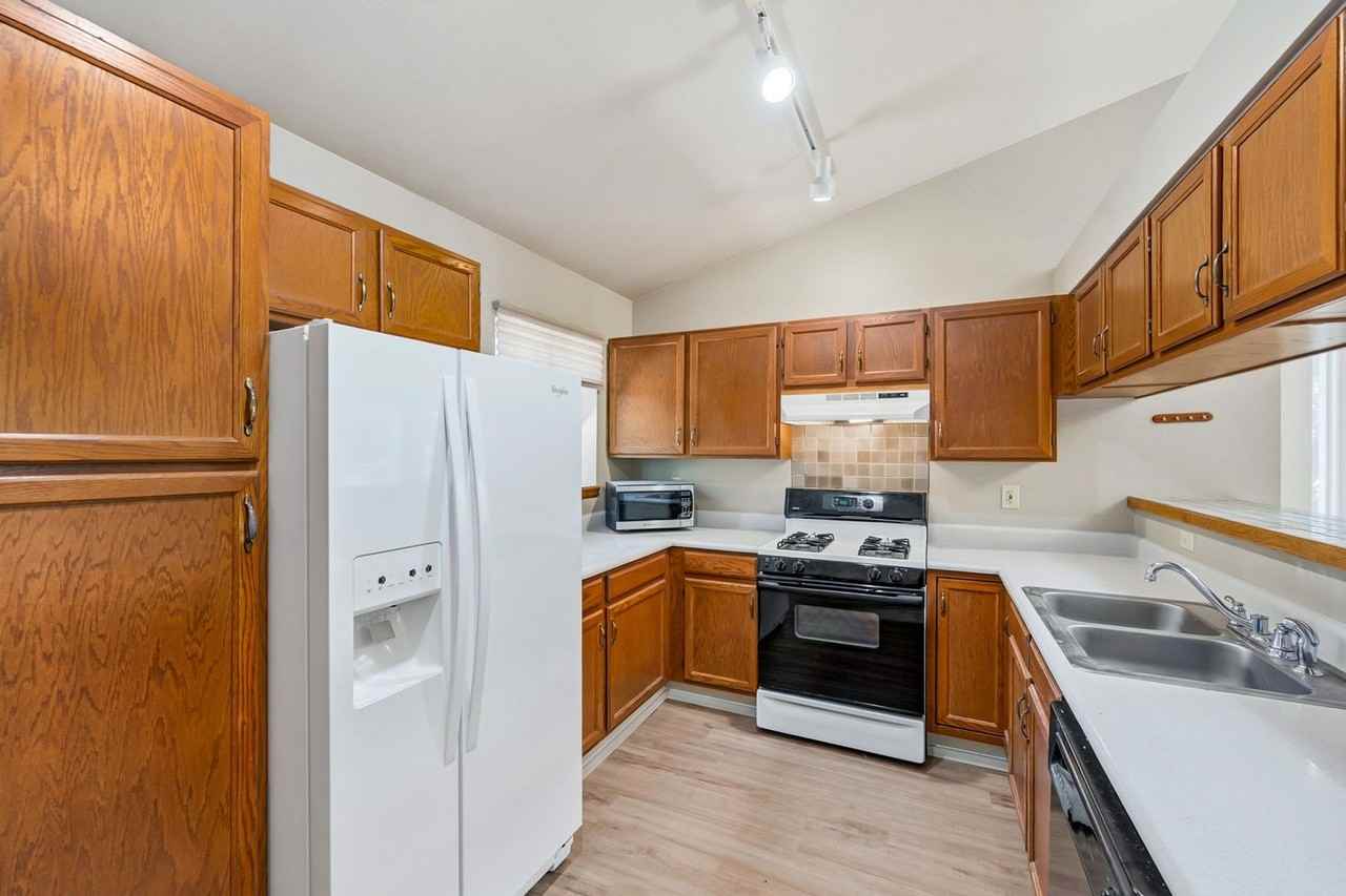 2461 Hampshire Sq - Photo 5 of 20