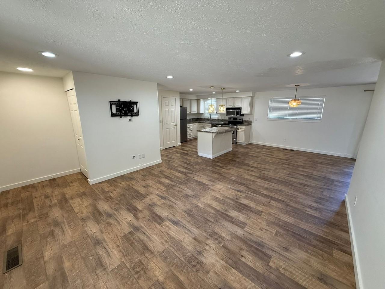 2637 Eastlake Dr Se - Photo 2 of 18