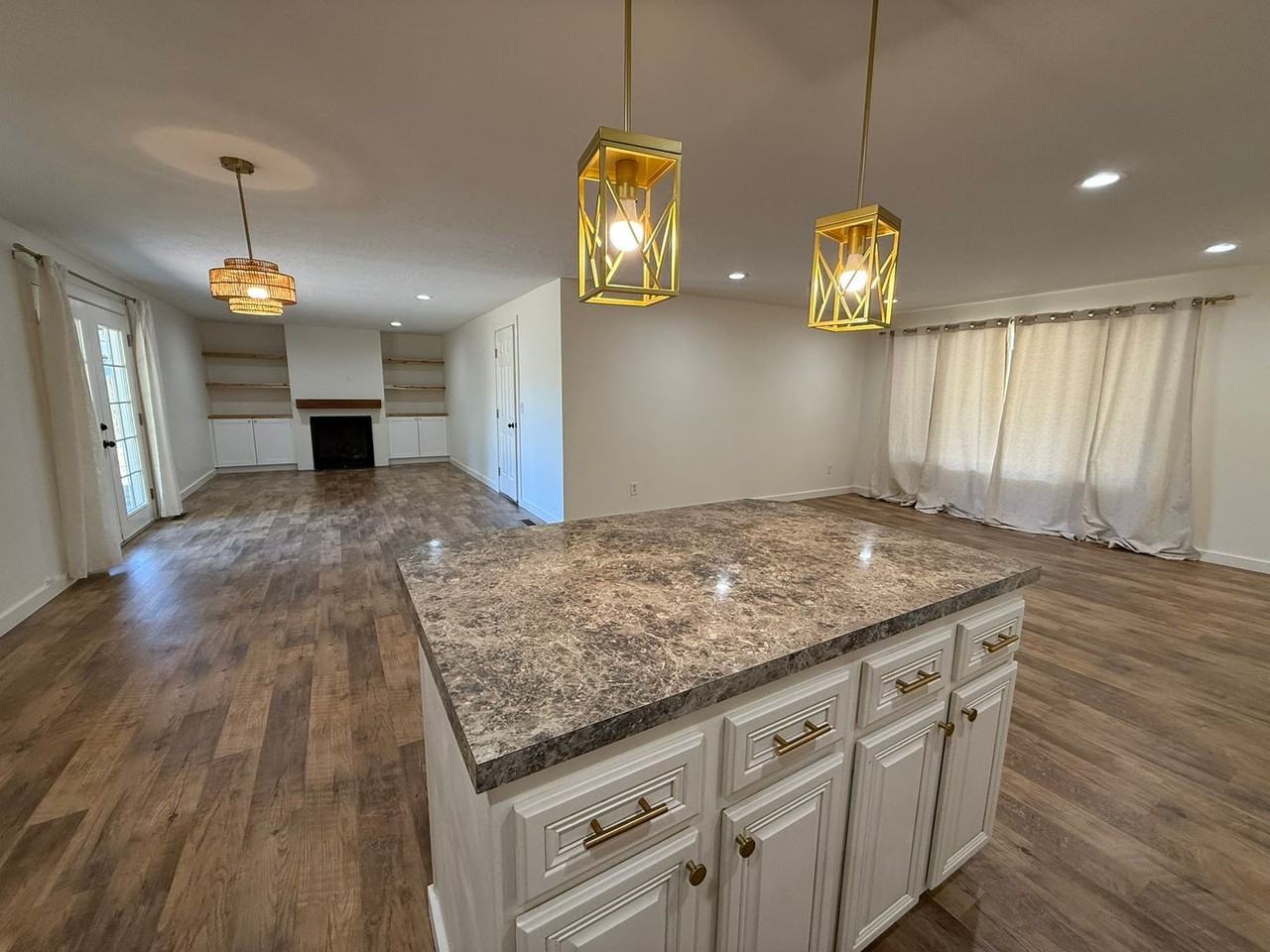 2637 Eastlake Dr Se - Photo 3 of 18