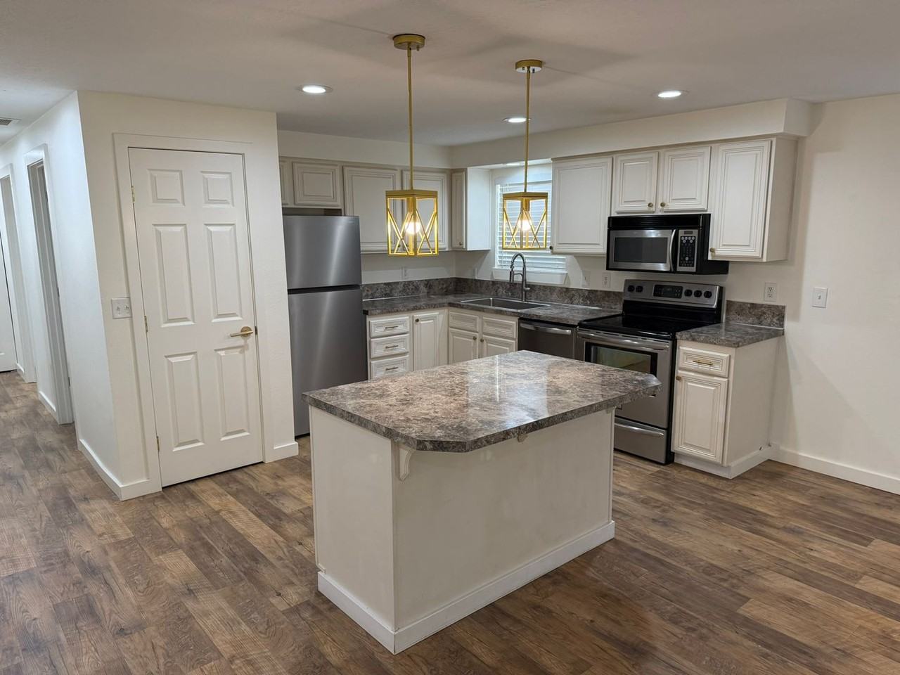 2637 Eastlake Dr Se - Photo 4 of 18