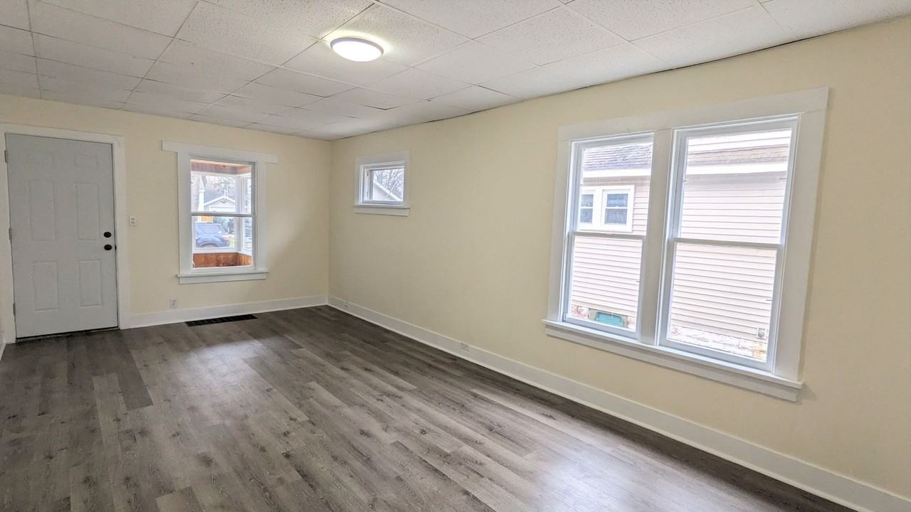 1149 Fleming Ave - Photo 3 of 8