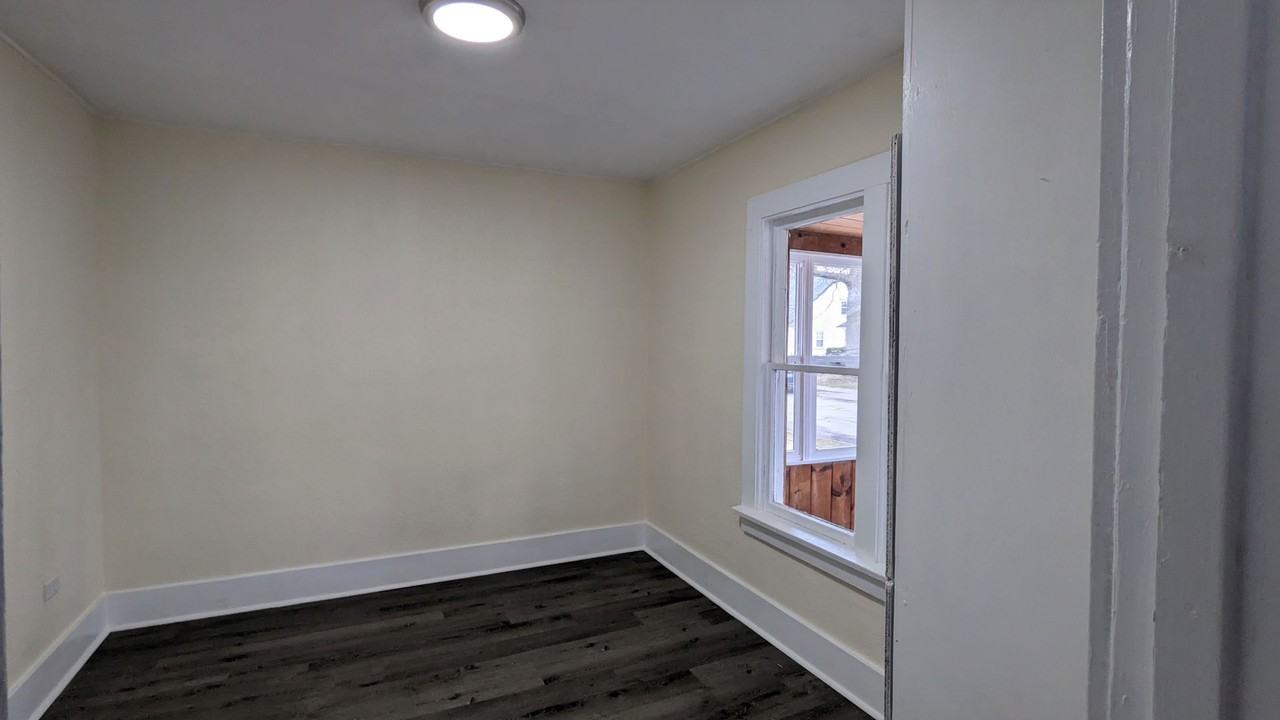 1149 Fleming Ave - Photo 5 of 8