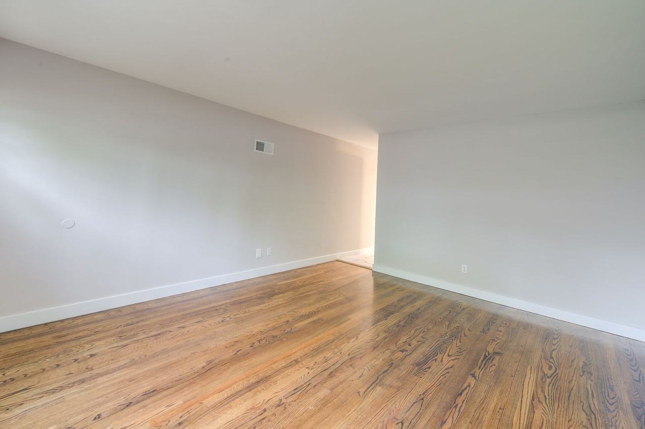 2385 Ridgecrest Dr - Photo 4 of 7